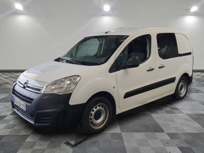la camionnette blanche est garée sur un sol en damier dans le garage