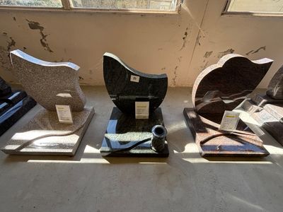 Plusieurs œuvres d'art sont posées sur une table devant une fenêtre