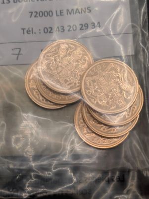 un sac de pièces posé sur une table à côté d'une calculatrice