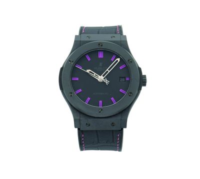 un gros plan d'une montre sur fond blanc, rehaussée de touches violettes