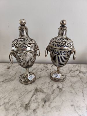 paire de vases plaqués argent, munis d'anses et de poignées