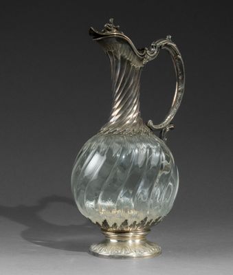 un vase en argent et en verre muni d'une anse