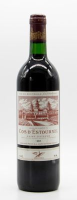 une bouteille de vin posée sur une table