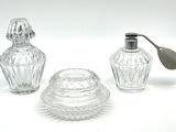 trois petits objets en verre posés sur une surface blanche