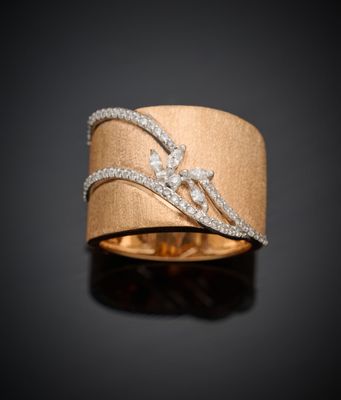 un gros plan d'une bague en or sertie de diamants sur fond noir