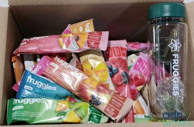 une boîte de snacks contenant une bouteille d'eau