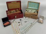 beaucoup de bijoux posés ensemble sur une table