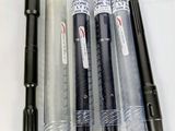 quatre stylos et un pot à stylos posés sur une table