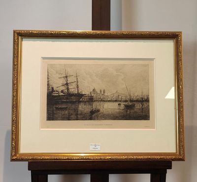 tableau représentant un bateau sur un plan d'eau, à côté d'un chevalet en bois