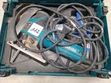 une boîte avec un tas d'outils à l'intérieur