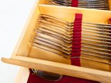 de nombreuses fourchettes et cuillères dans une boîte en bois