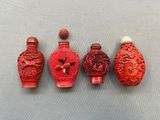 trois vases rouges sont alignés les uns à côté des autres sur une table