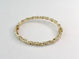 gros plan d'une bague en or sur une surface blanche