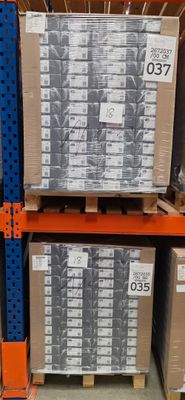 de nombreuses boîtes empilées sur une étagère dans un magasin