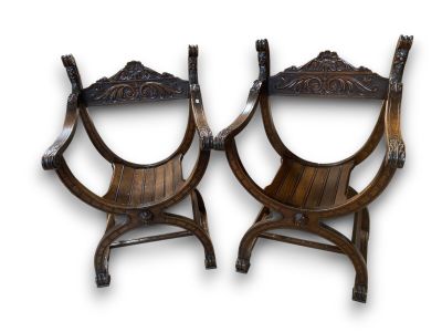 Deux fauteuils curule formant pendant