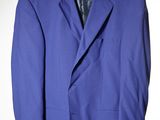 un costume bleu suspendu à un cintre sur un mur blanc