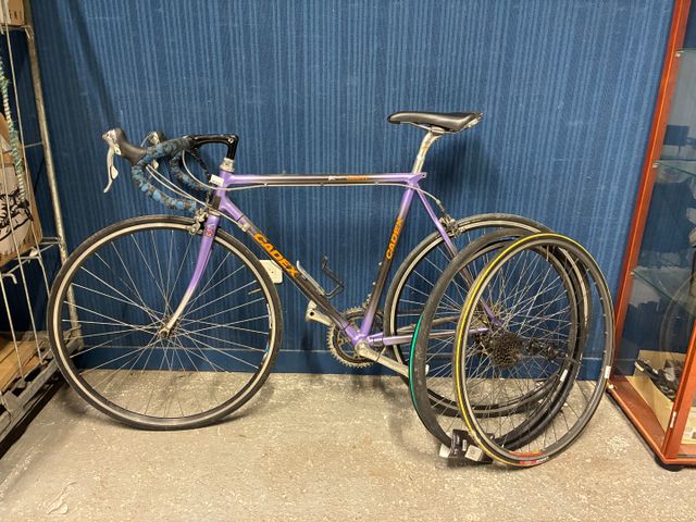 Vélo de course de marque Giant Cadex en carbone. Avec deux roues 