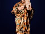 une statue d'un homme tenant un bébé dans ses bras