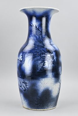 un vase bleu et blanc orné d'un dragon
