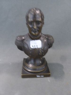 statue représentant le buste d'un homme, sur laquelle est apposée une étiquette avec son nom