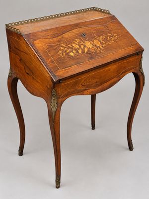 un vieux bureau en bois sur lequel figurent des inscriptions