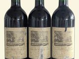 trois bouteilles de vin posées l'une à côté de l'autre sur une table