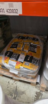 de nombreux paquets de nourriture sur les rayons du magasin