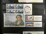 une vitrine sur laquelle sont exposés de nombreux timbres