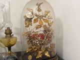 une clochette posée sur une table, dans laquelle se trouve un bouquet de fleurs