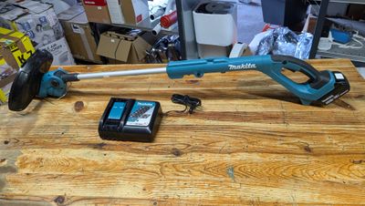 une machine à corder sans fil bleue posée sur une table en bois