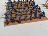 tout un tas de petits soldats disposés sur un plateau