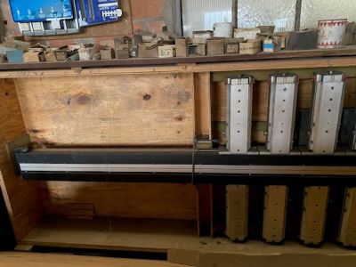 une pièce avec beaucoup de boîtes et de cartons sur les étagères