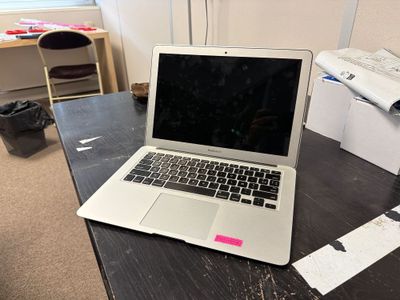un ordinateur portable posé sur un bureau dans une pièce