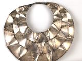 collier composé de triangles en métal argenté sur fond blanc