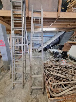 une pièce dans laquelle se trouvent une échelle et un tas de bois
