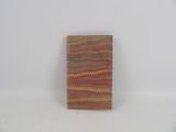 un petit morceau de bois orné d'un motif multicolore