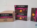 trois boîtes de café « Café Royal » posées sur une table