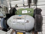 une machine posée sur une table dans un garage