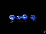 trois saphirs bleus alignés sur un fond noir
