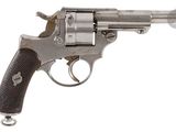 un vieux revolver sur fond blanc, avec un fond blanc