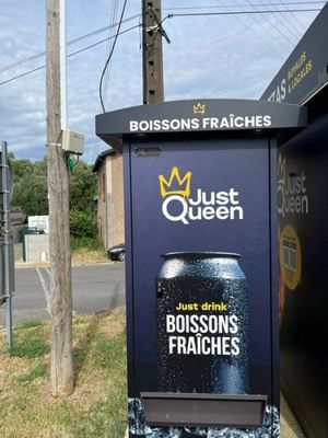 un panneau au bord de la rue sur lequel on peut lire simplement « queen »