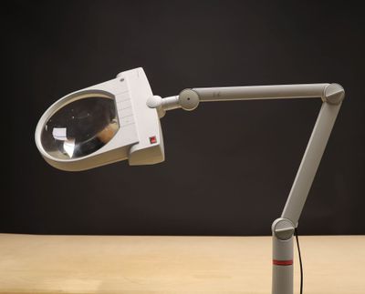 une lampe de bureau posée sur une table en bois