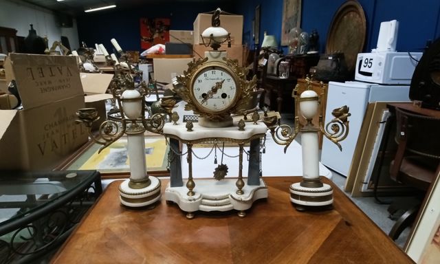 Garniture de cheminée en marbre blanc et gris, laiton doré. Manqu...