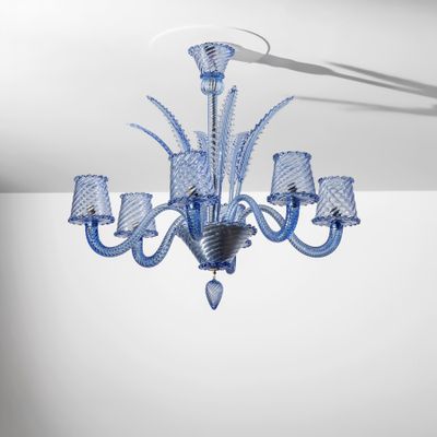 une image représentant un lustre bleu suspendu au plafond