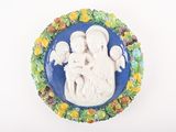 une assiette bleue et blanche sur laquelle est représenté un ange