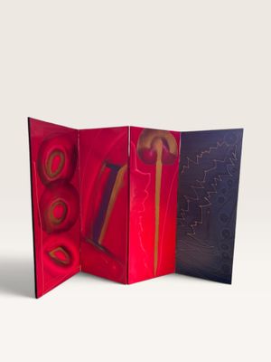 une photo d'un coffret cadeau rouge et bleu contenant des ciseaux