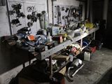 un établi sur lequel sont posés de nombreux outils, dans un garage