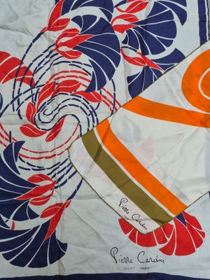Pierre CARDIN Lot de deux foulards en soie