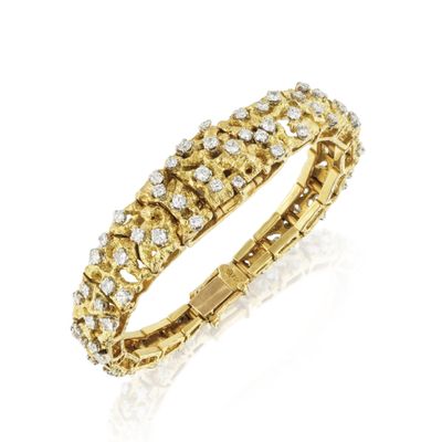 une bague sertie d'un diamant et de dix-huit pierres, signée Van Cleef