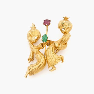 an image of a gold broochle with two cats and a flower